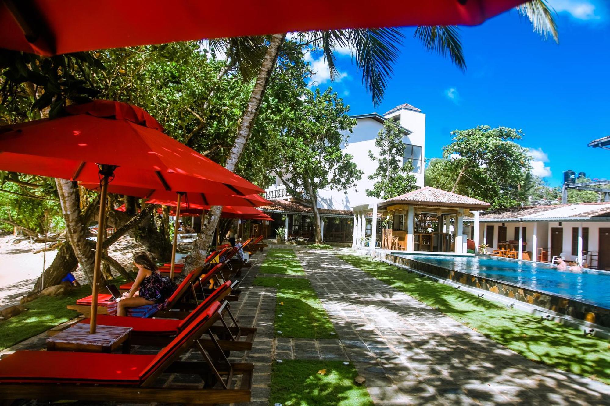 Surf Sea Breeze Hotel Mirissa Bagian luar foto