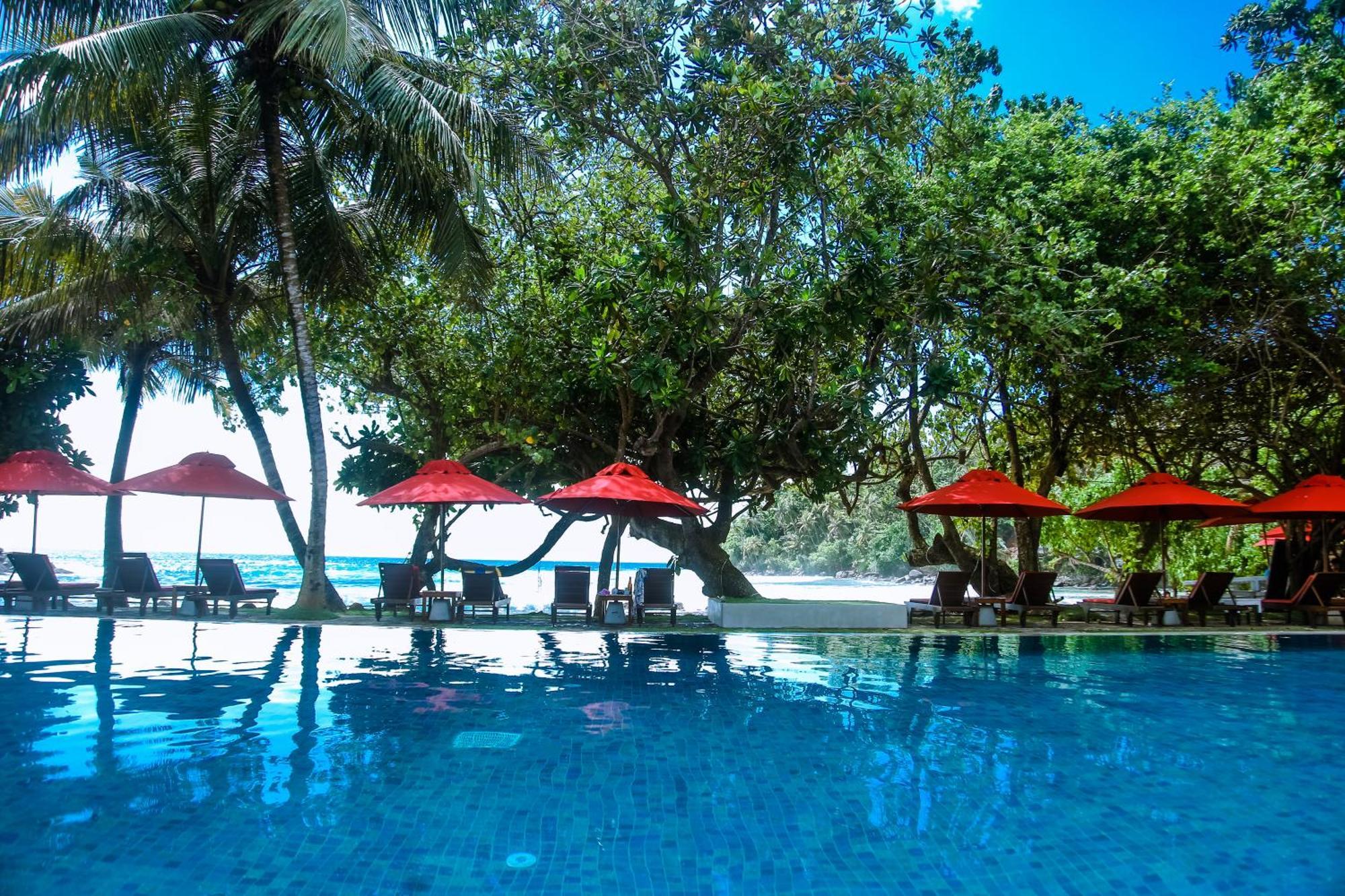 Surf Sea Breeze Hotel Mirissa Bagian luar foto