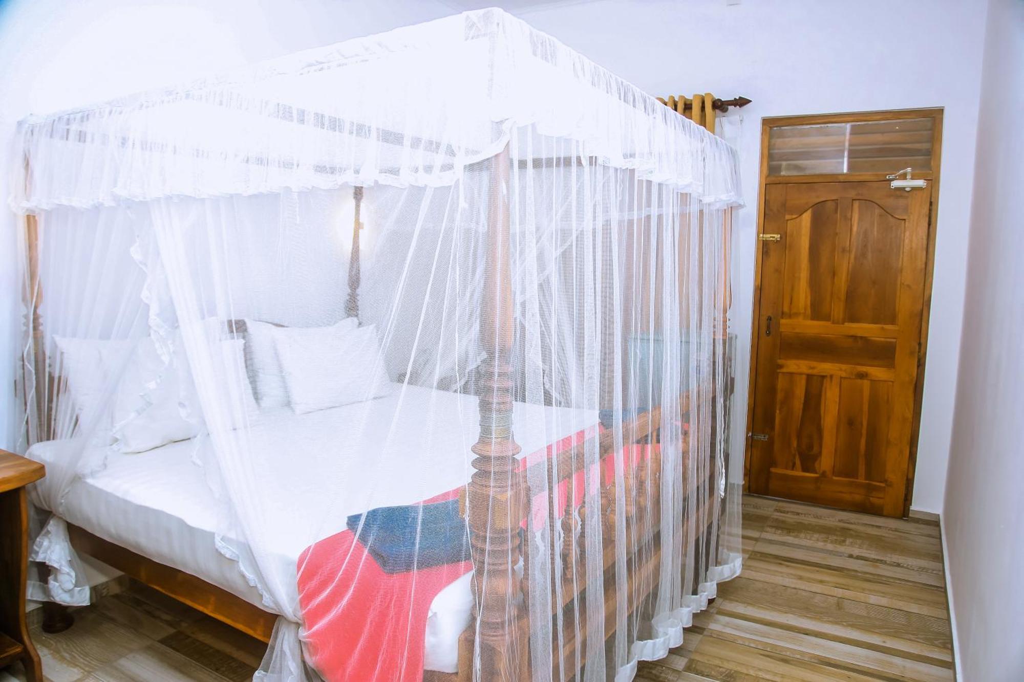 Surf Sea Breeze Hotel Mirissa Bagian luar foto
