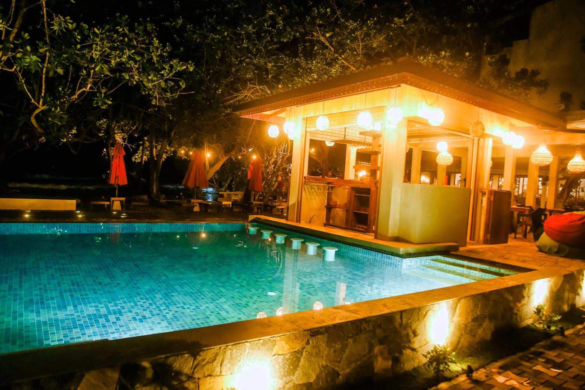 Surf Sea Breeze Hotel Mirissa Bagian luar foto
