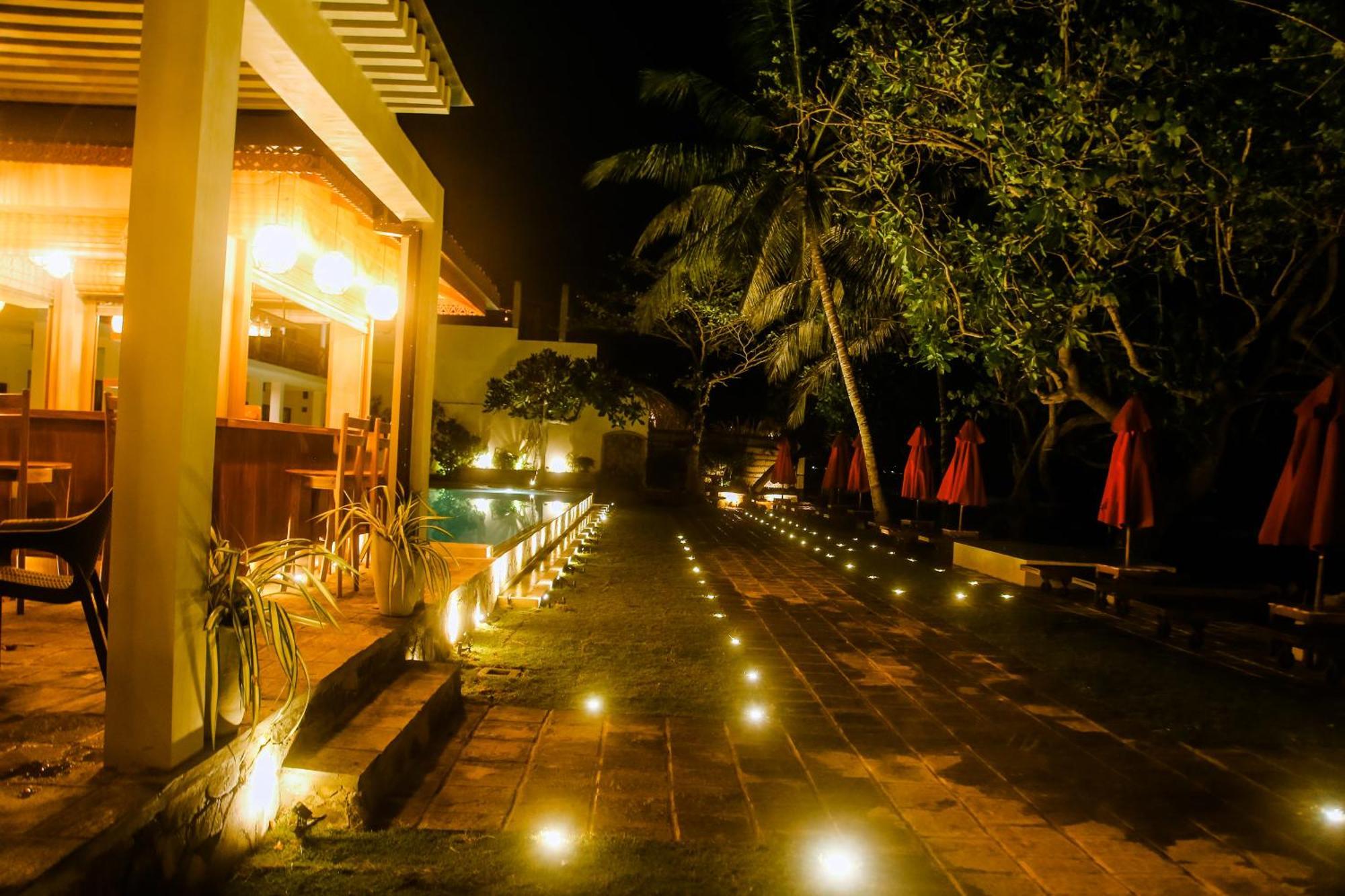 Surf Sea Breeze Hotel Mirissa Bagian luar foto