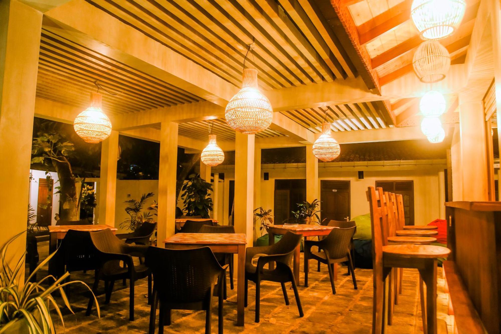 Surf Sea Breeze Hotel Mirissa Bagian luar foto