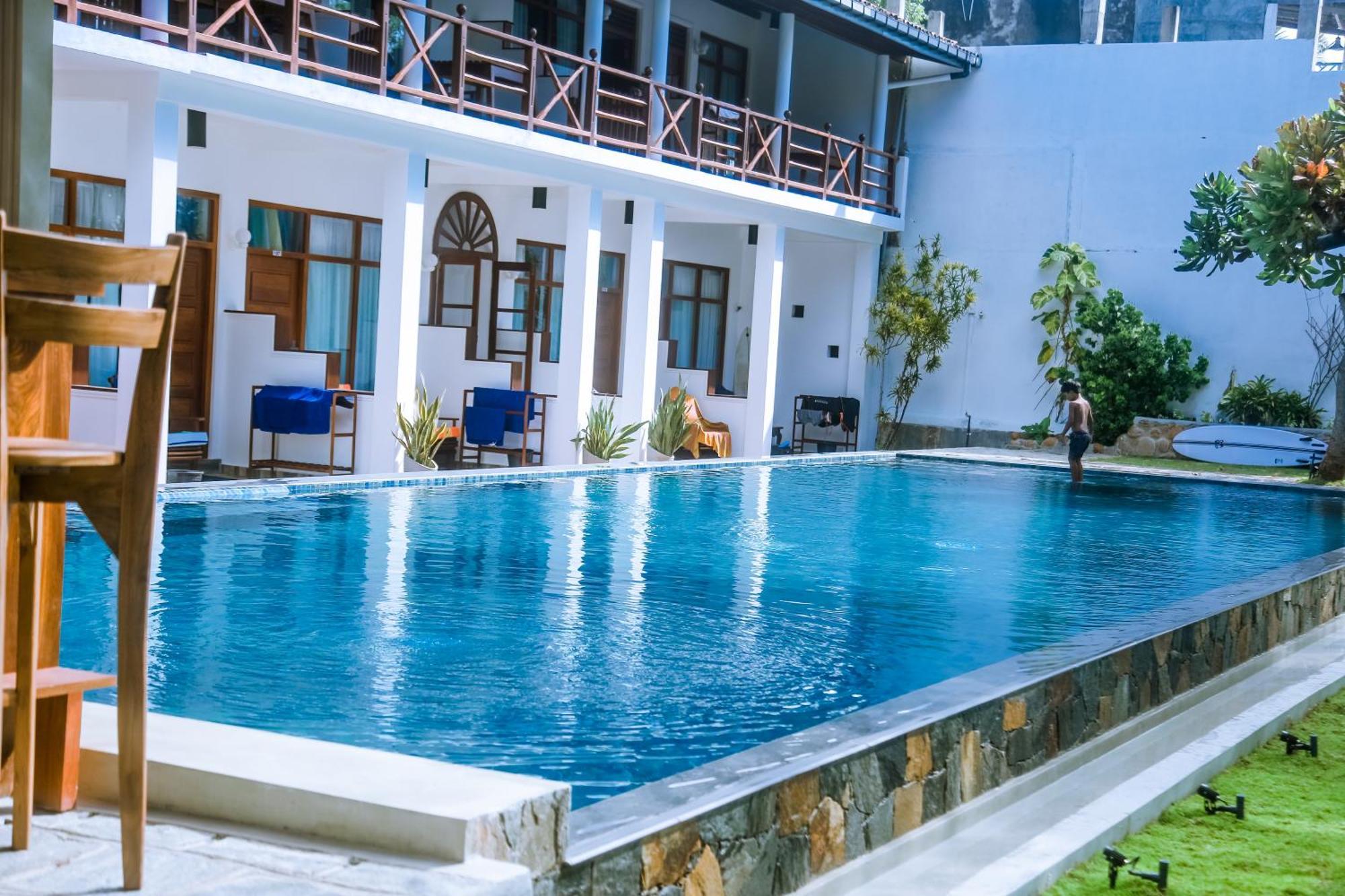 Surf Sea Breeze Hotel Mirissa Bagian luar foto