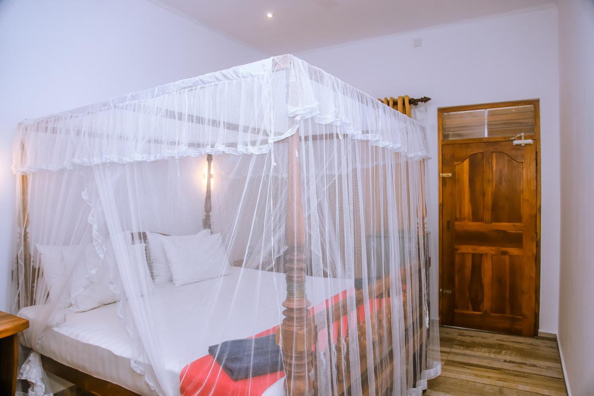 Surf Sea Breeze Hotel Mirissa Bagian luar foto