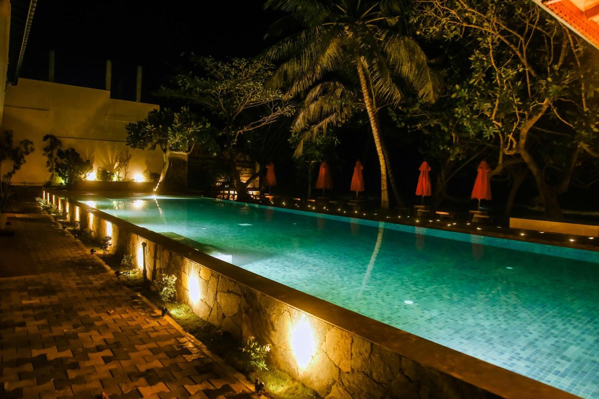 Surf Sea Breeze Hotel Mirissa Bagian luar foto