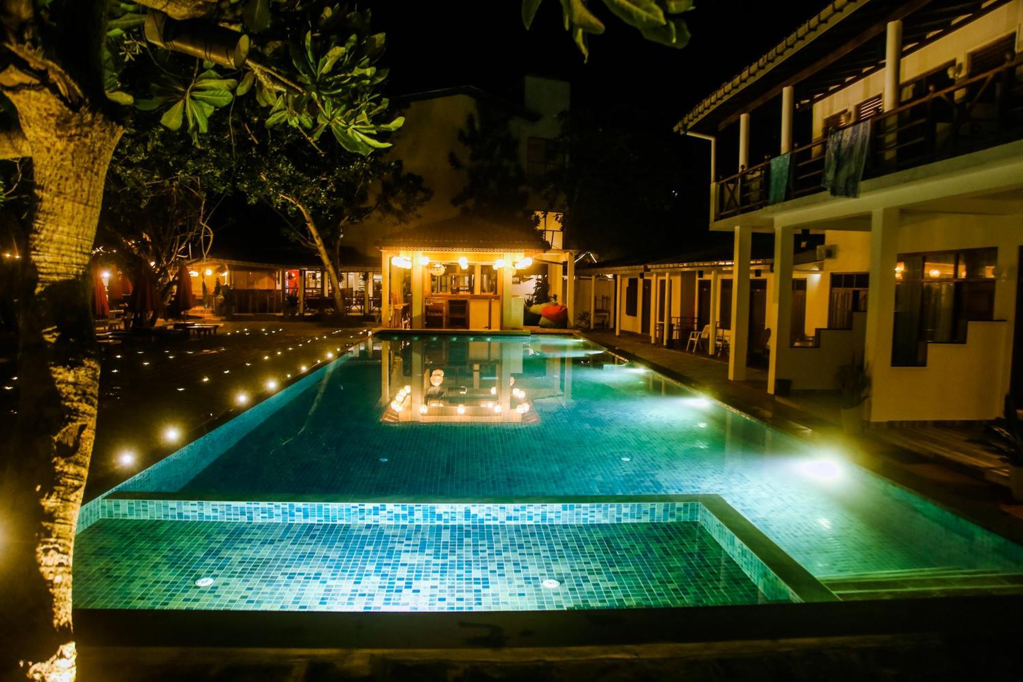 Surf Sea Breeze Hotel Mirissa Bagian luar foto