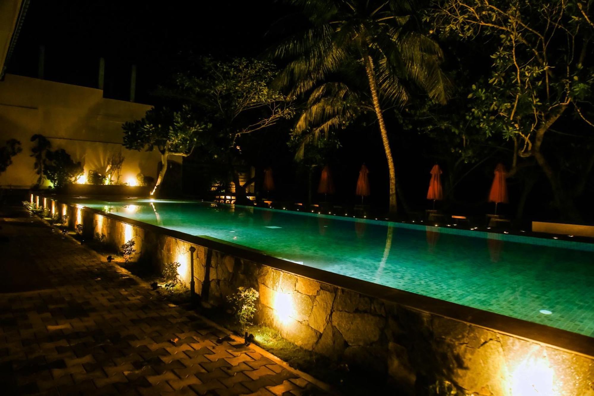 Surf Sea Breeze Hotel Mirissa Bagian luar foto