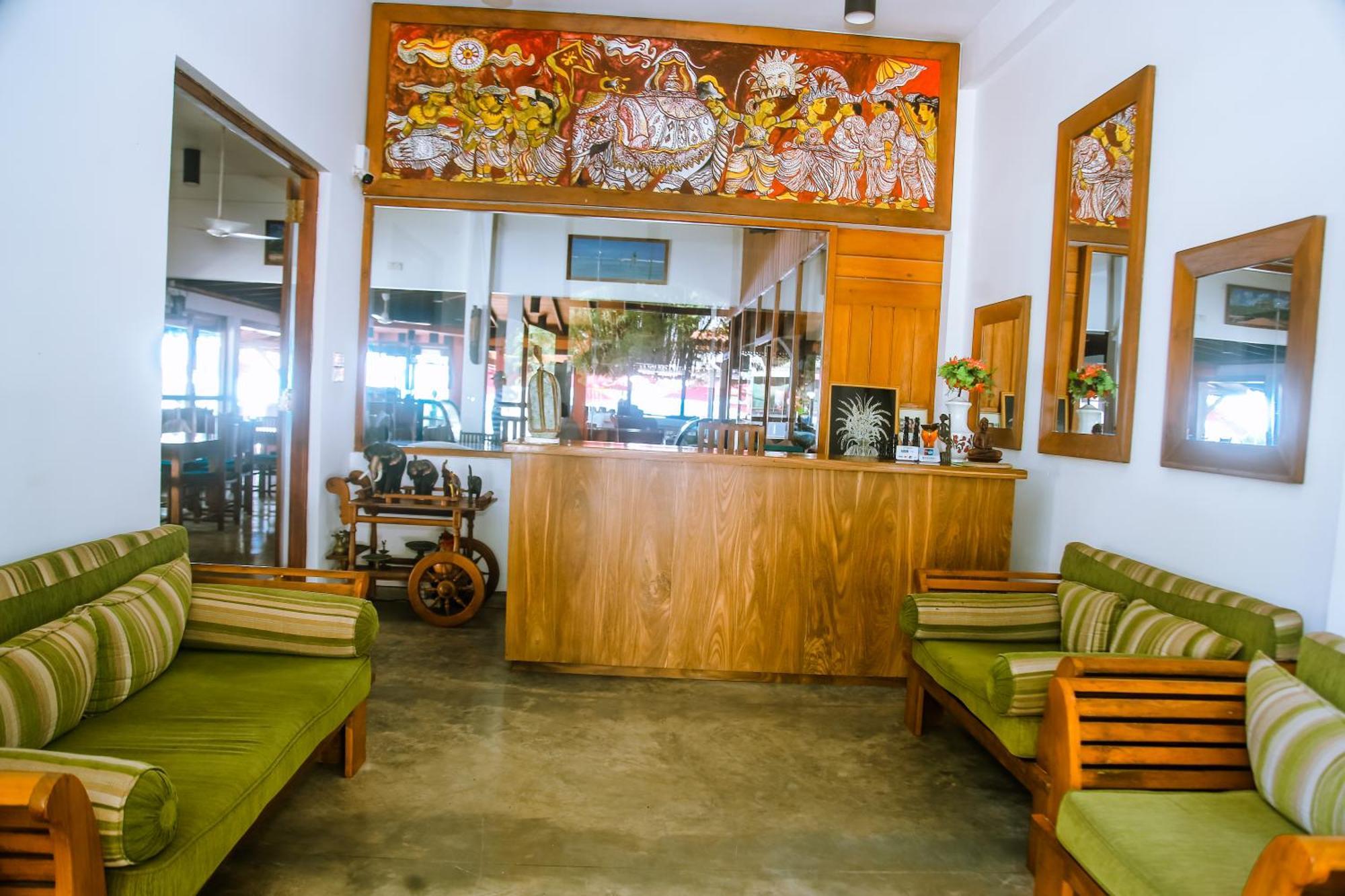 Surf Sea Breeze Hotel Mirissa Bagian luar foto