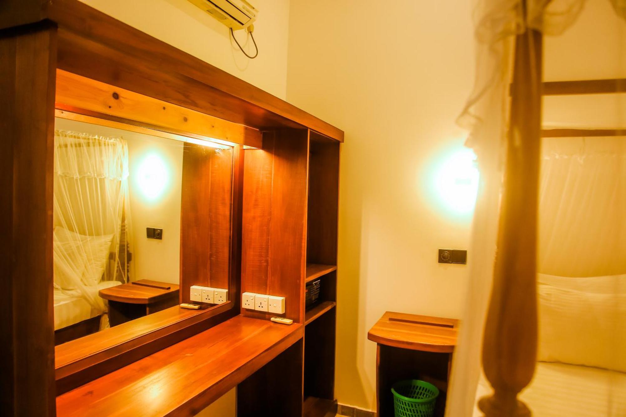 Surf Sea Breeze Hotel Mirissa Bagian luar foto