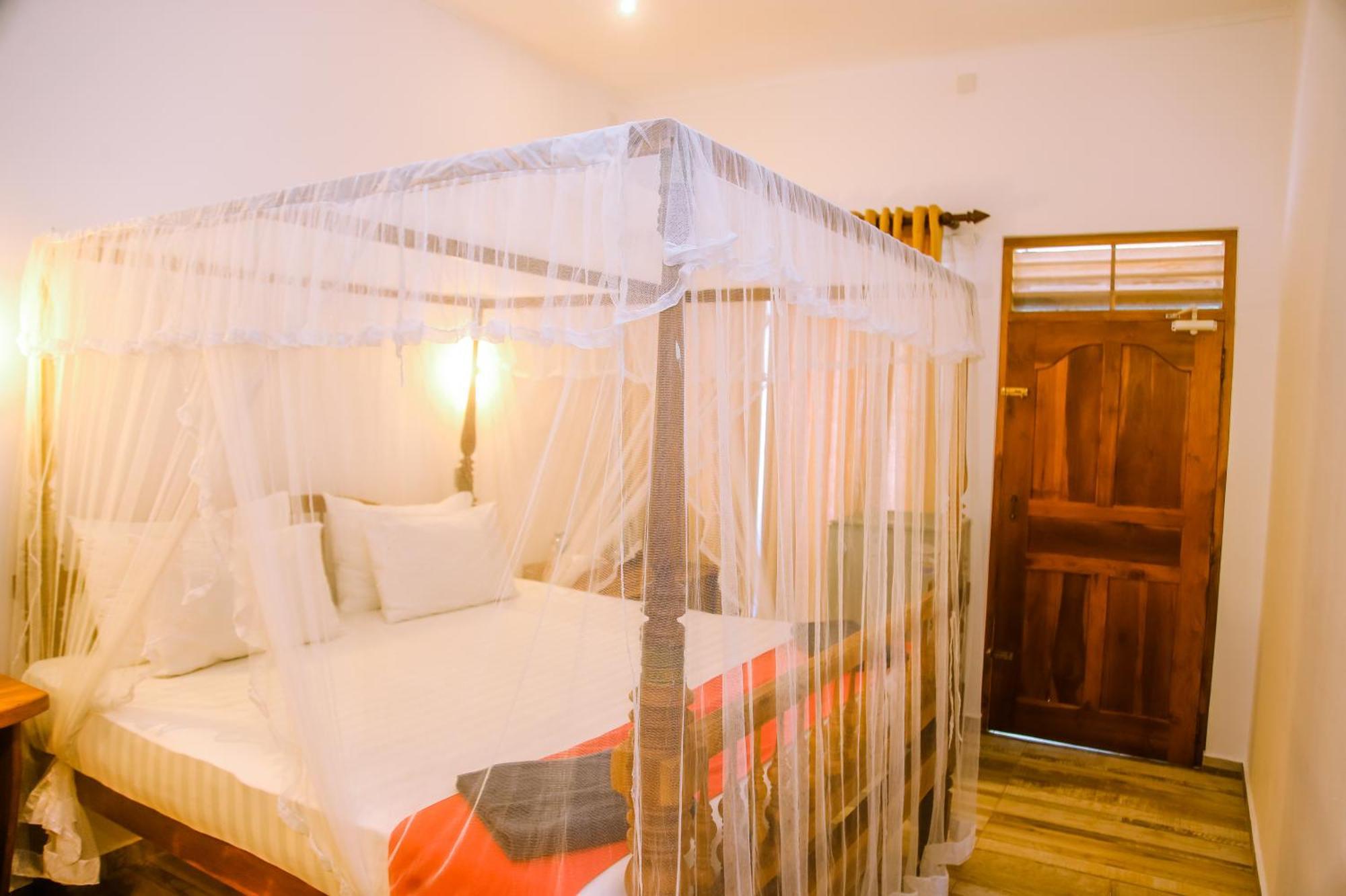 Surf Sea Breeze Hotel Mirissa Bagian luar foto