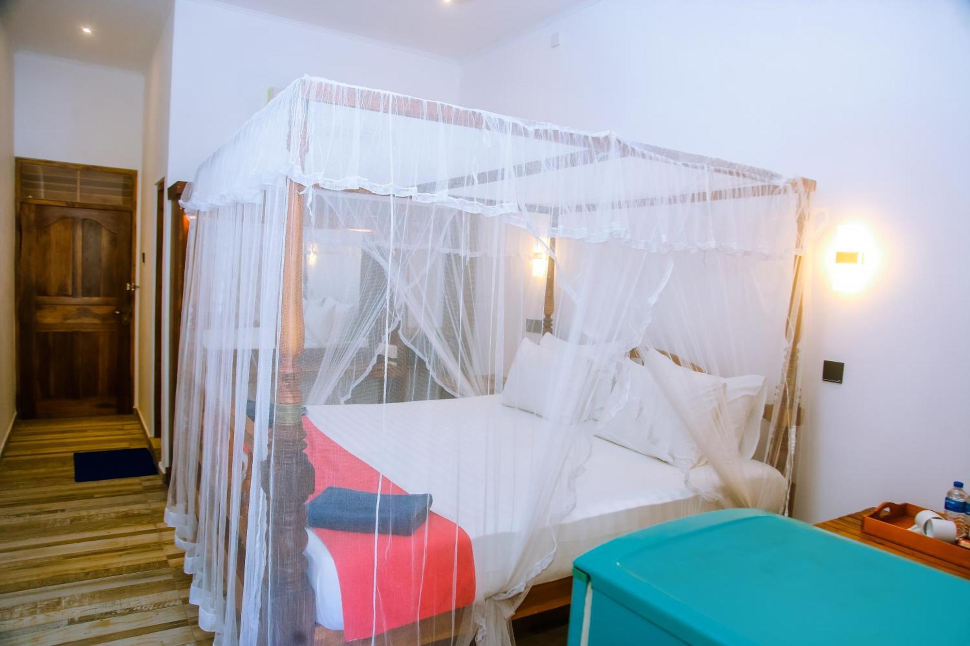 Surf Sea Breeze Hotel Mirissa Bagian luar foto