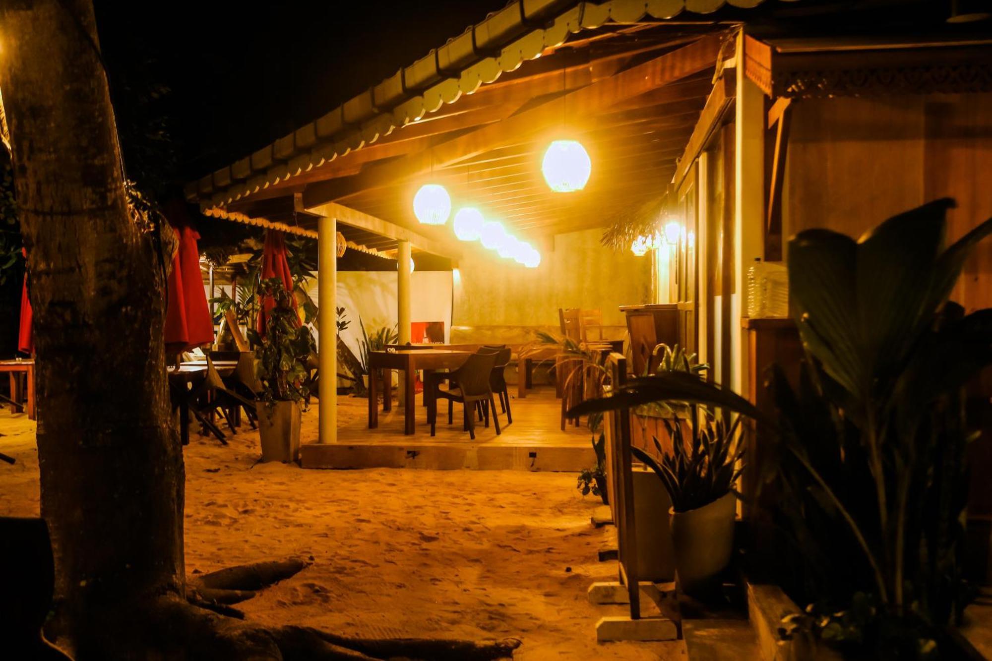 Surf Sea Breeze Hotel Mirissa Bagian luar foto