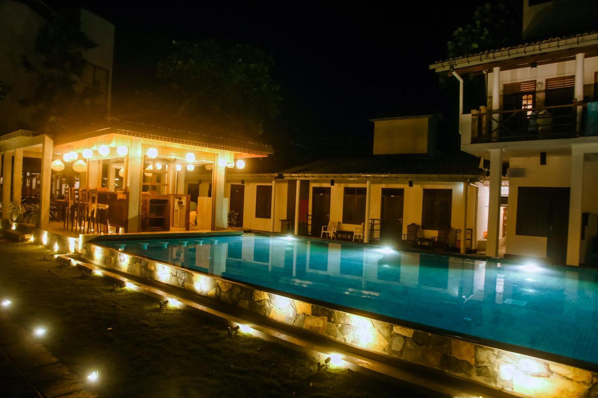 Surf Sea Breeze Hotel Mirissa Bagian luar foto