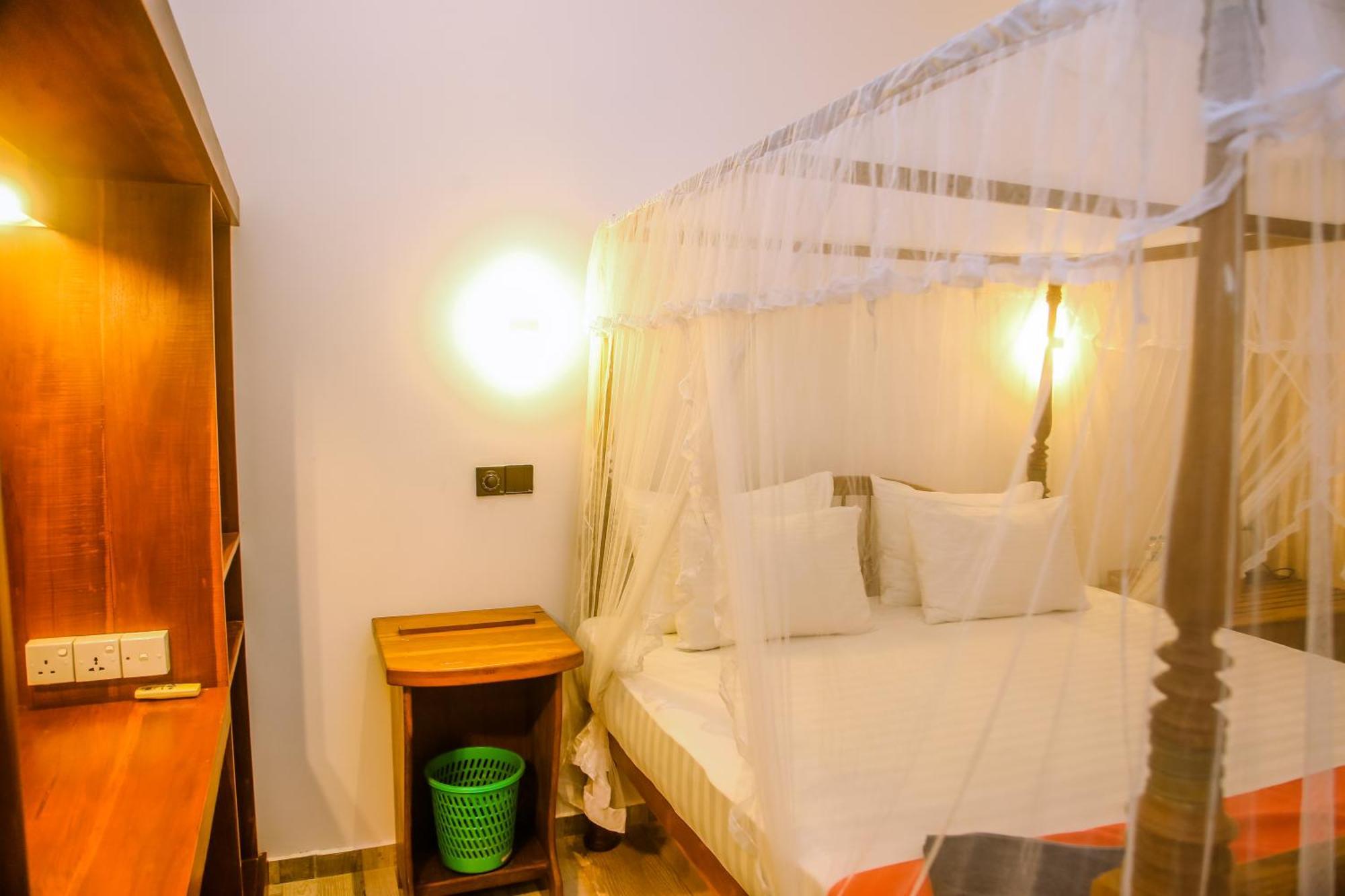 Surf Sea Breeze Hotel Mirissa Bagian luar foto
