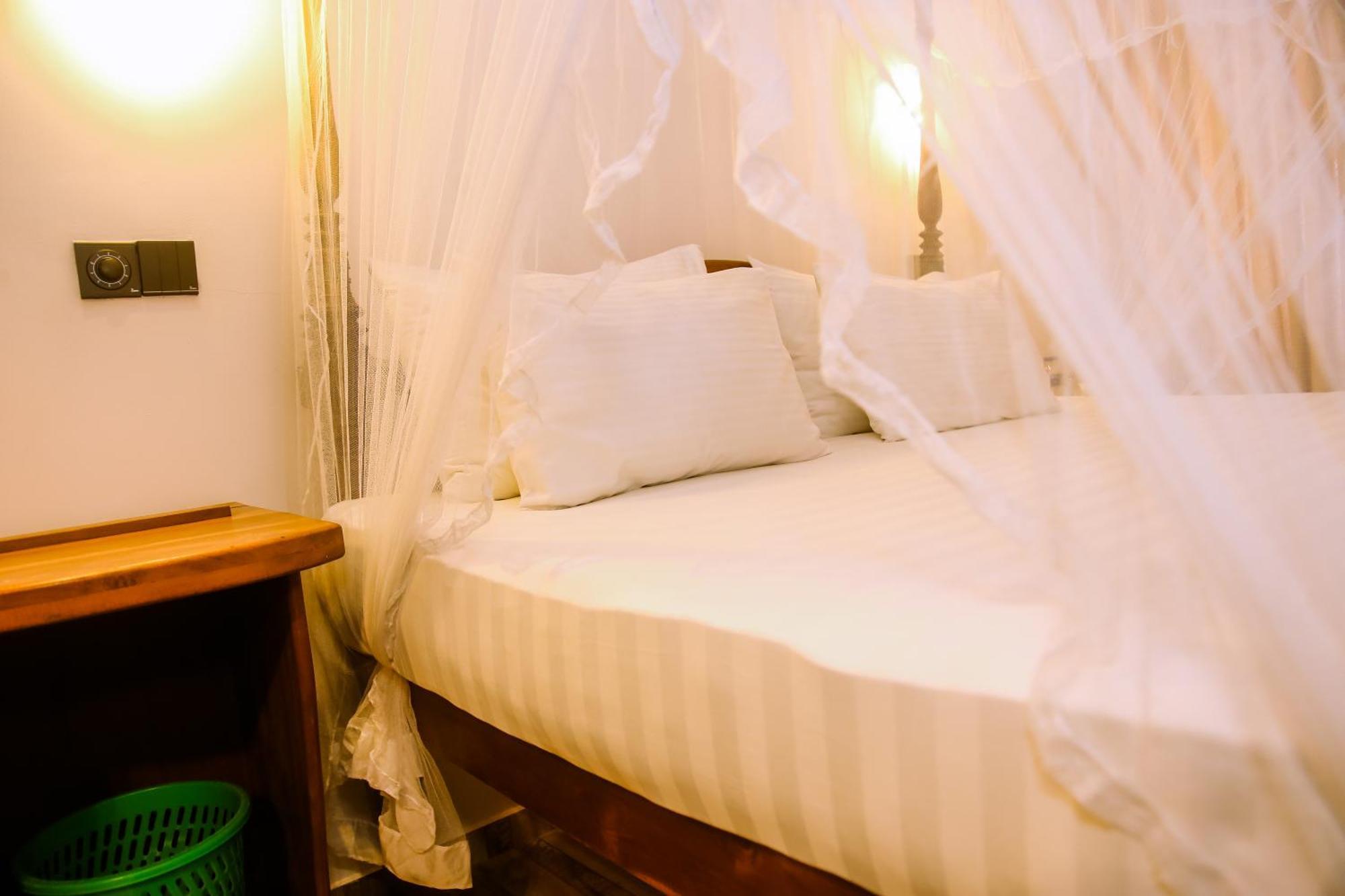 Surf Sea Breeze Hotel Mirissa Bagian luar foto