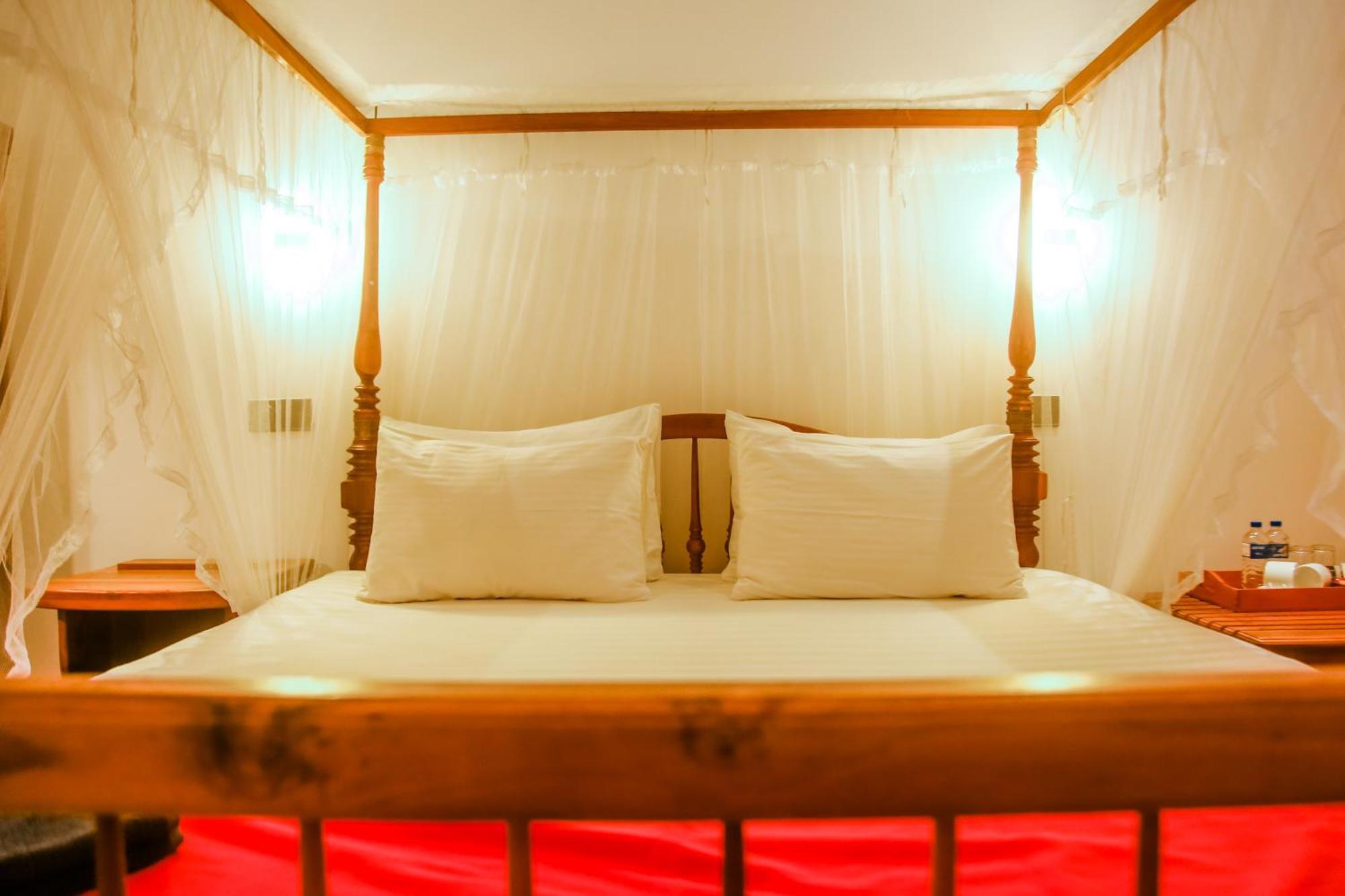 Surf Sea Breeze Hotel Mirissa Bagian luar foto