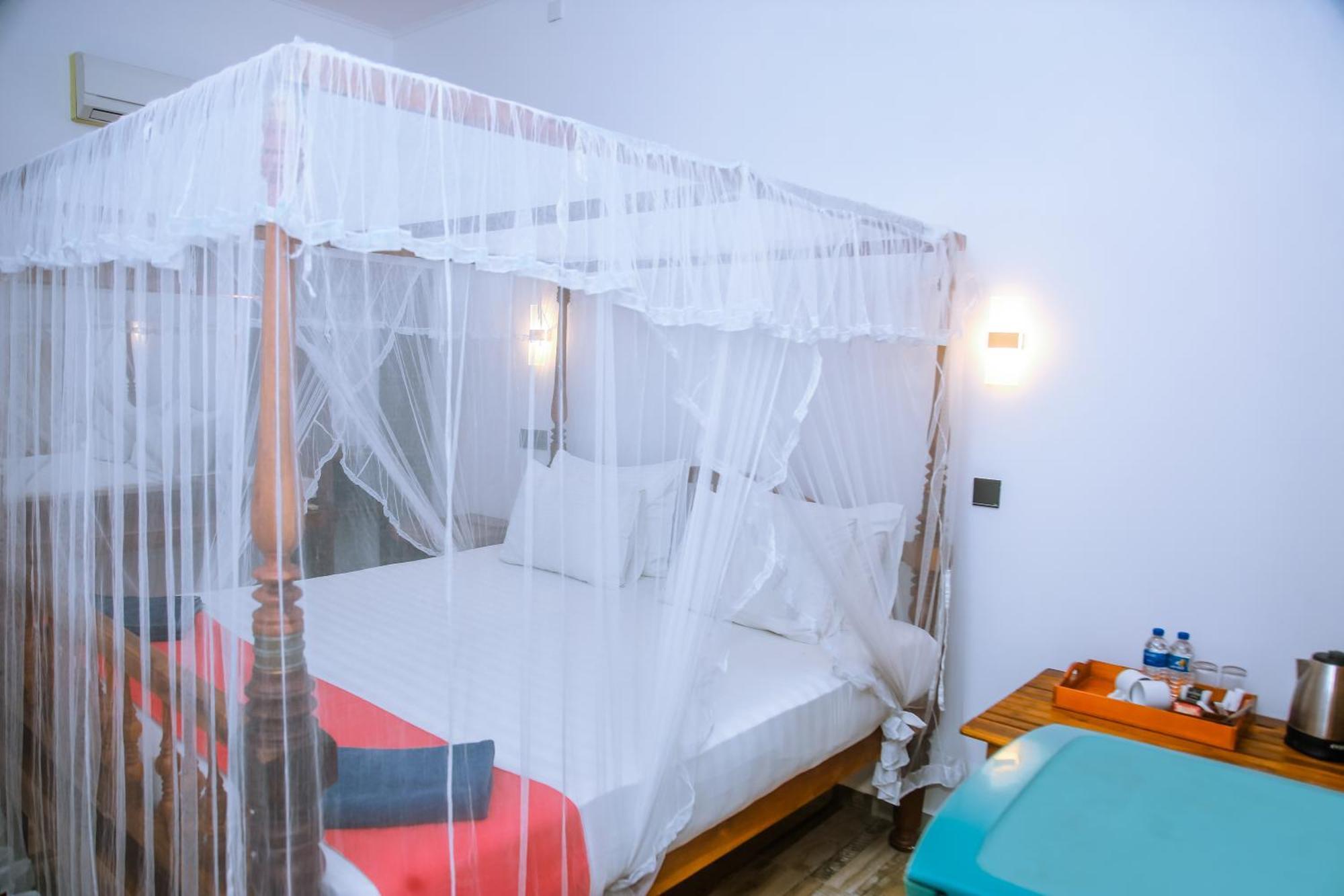 Surf Sea Breeze Hotel Mirissa Bagian luar foto