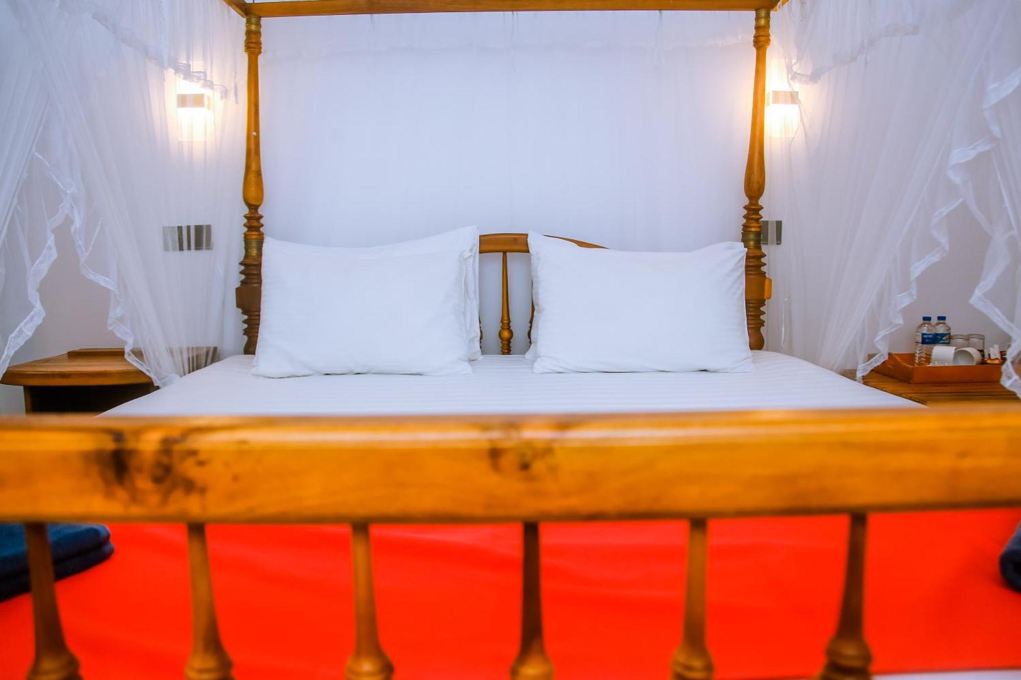 Surf Sea Breeze Hotel Mirissa Bagian luar foto