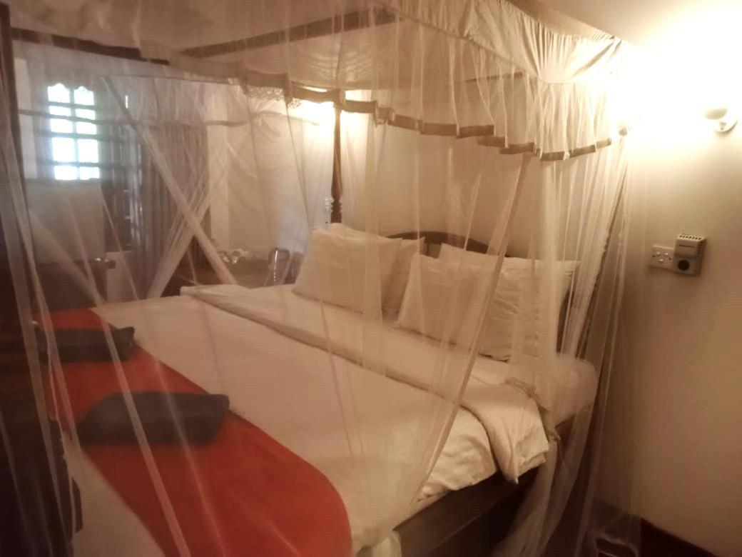 Surf Sea Breeze Hotel Mirissa Bagian luar foto